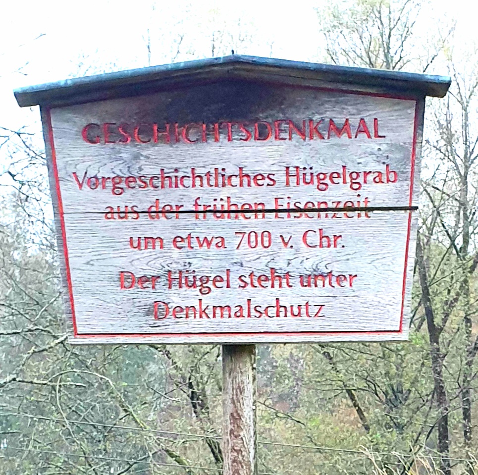Foto: Martin Zehrer - Schild auf einem historischen Grabhügel bei Bad Staffelstein... 
