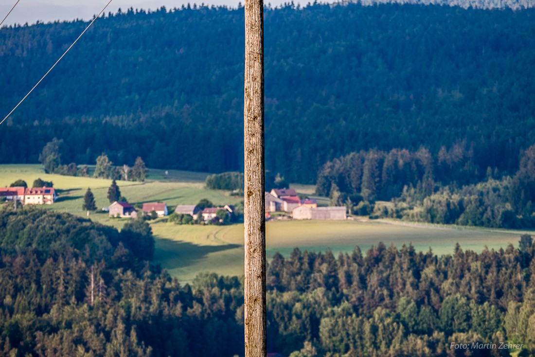 Foto: Martin Zehrer - Ein Mast in der Landschaft. Er steht in Godas mitten auf einem Acker ;-) 