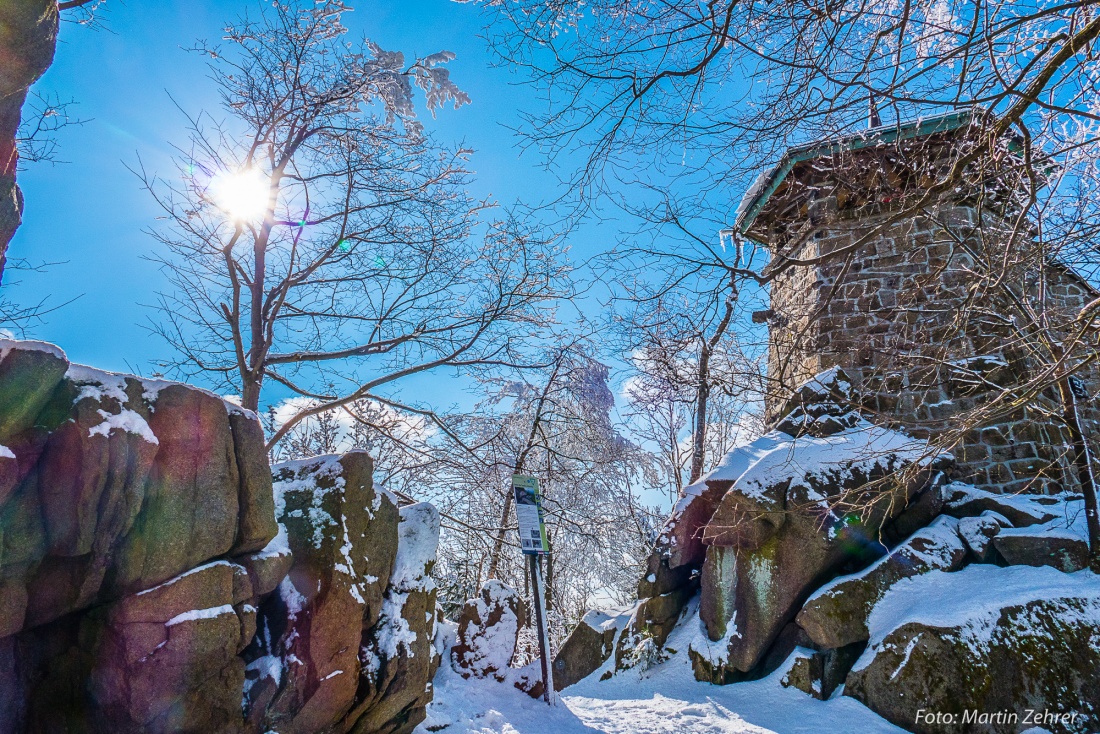 Foto: Martin Zehrer - Droben auf der Kösseine. Links Felsen und rechts ist der massive und begehbare Aussichtsturm auf dem Gipfel der Kösseine zu erkennen. Von dort oben aus hat man einen wund 