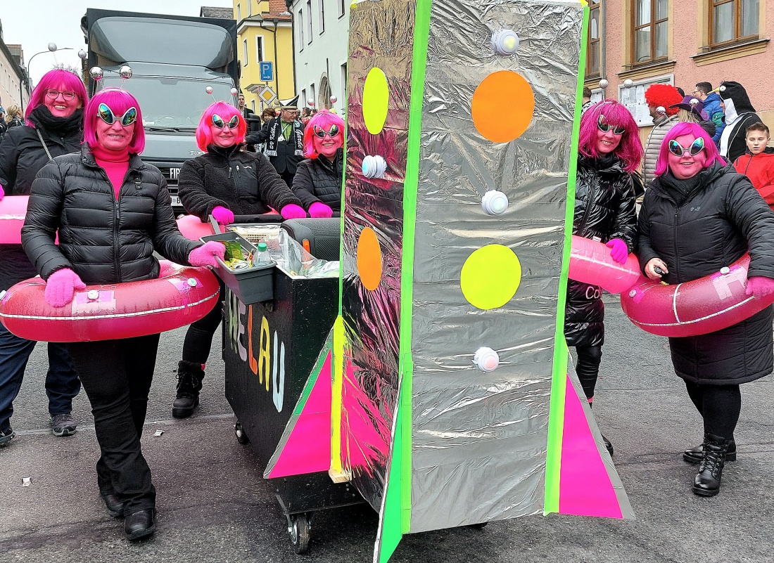 Das Bild zeigt den Faschingsumzug in Pressath 2026 mit ausgelassener Stimmung und vielen feiernden Menschen.
Auf einem festlich geschmückten Wagen feiern junge Leute bei Musik und guter Laune.
Zahlreiche Besucher in bunten Kostümen säumen die Straßen und genießen das Spektakel.
Seifenblasen, Farben und fröhliche Gesichter prägen das lebendige Bild des Faschings.
Der Fasching in Pressath verbindet Gemeinschaft, Tradition und pure Lebensfreude.