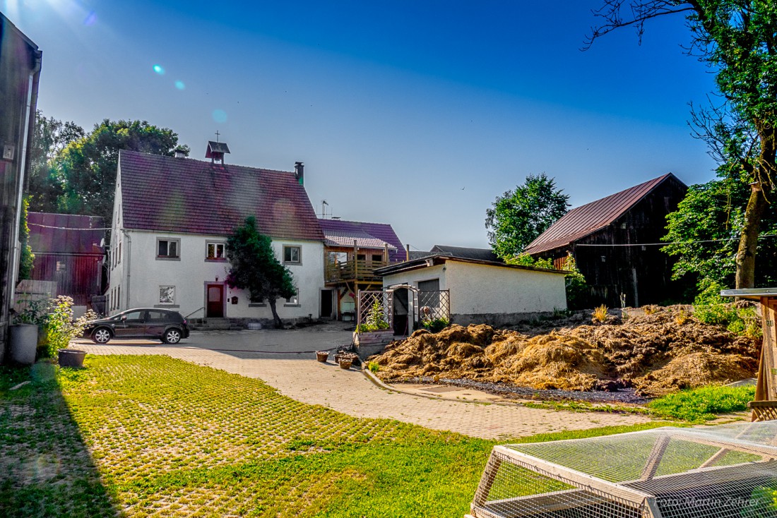 Foto: Martin Zehrer - Köstlers Bauernhof in Hermannsreuth bei Ebnath, ein richtiger Misthaufen, Hühner, Katzen, Hasen, Schafe, Kühe und ein gelungener Hofladen mit Gemüse, Obst und alles was n 