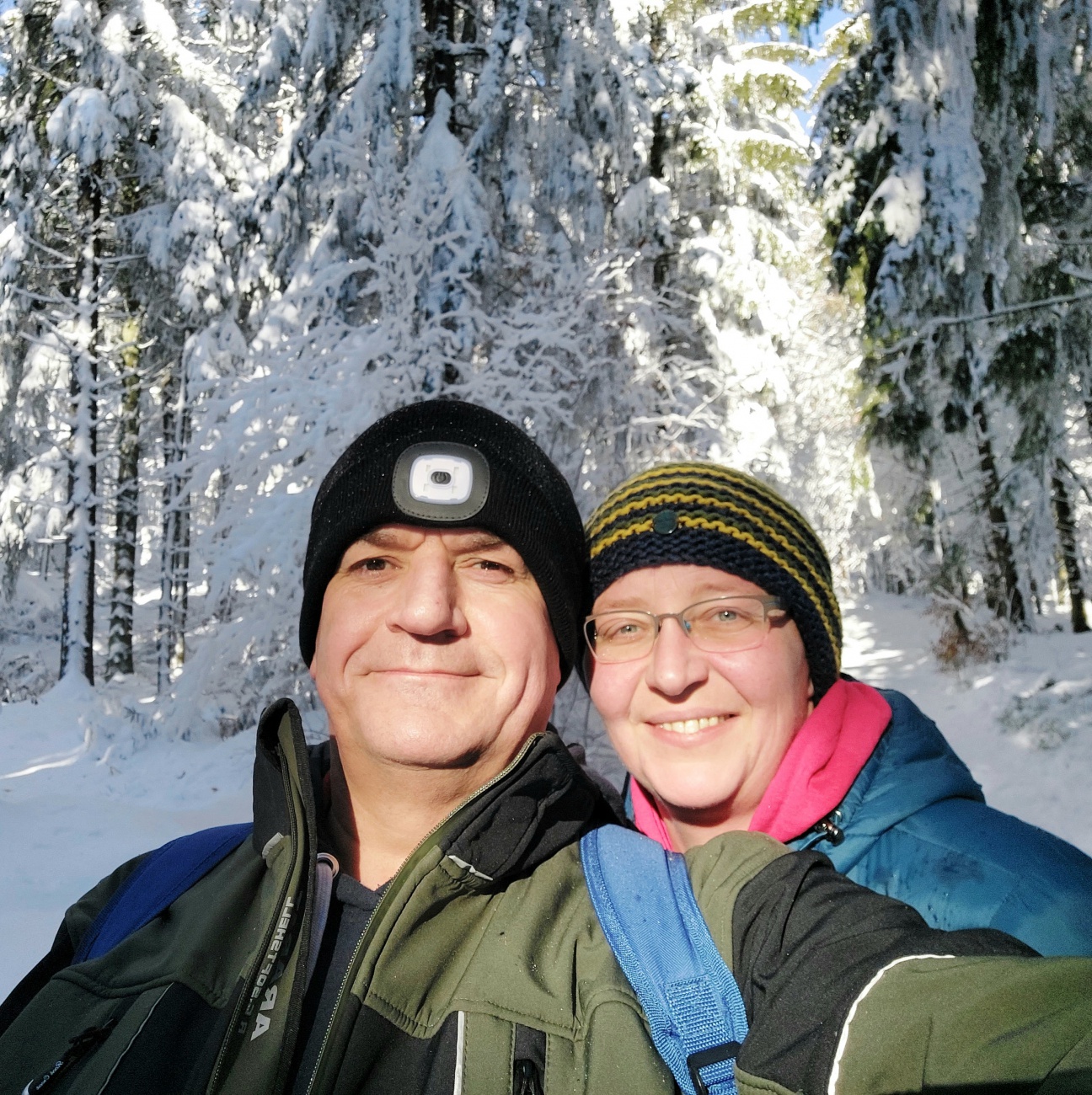 Foto: Martin Zehrer - Kösseine-Wanderung in den Sonnen-Himmel hinauf!<br />
Seit Tagen und Wochen herrscht trübes bzw. nebeliges Wetter. Am Freitag, den 14. Januar 2022 packte mein Mäuschen den Ruc 