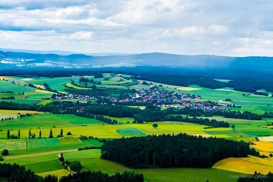 Foto: Martin Zehrer - Die Aussicht auf dem Rauhen Kulm ist gigantisch. Rundherum können die Ortschaften ausgekuntschaftet werden. 