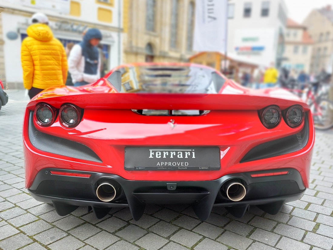 Foto: Martin Zehrer - WooooW - Ferrari, gesehen in Bayreuth...<br />
<br />
530kw/720PS<br />
0-100 in 2,9 Sekunden<br />
Vmax über 340km/h<br />
Preis 308.000 Euro<br />
Erstzulassung Nov. 2020 