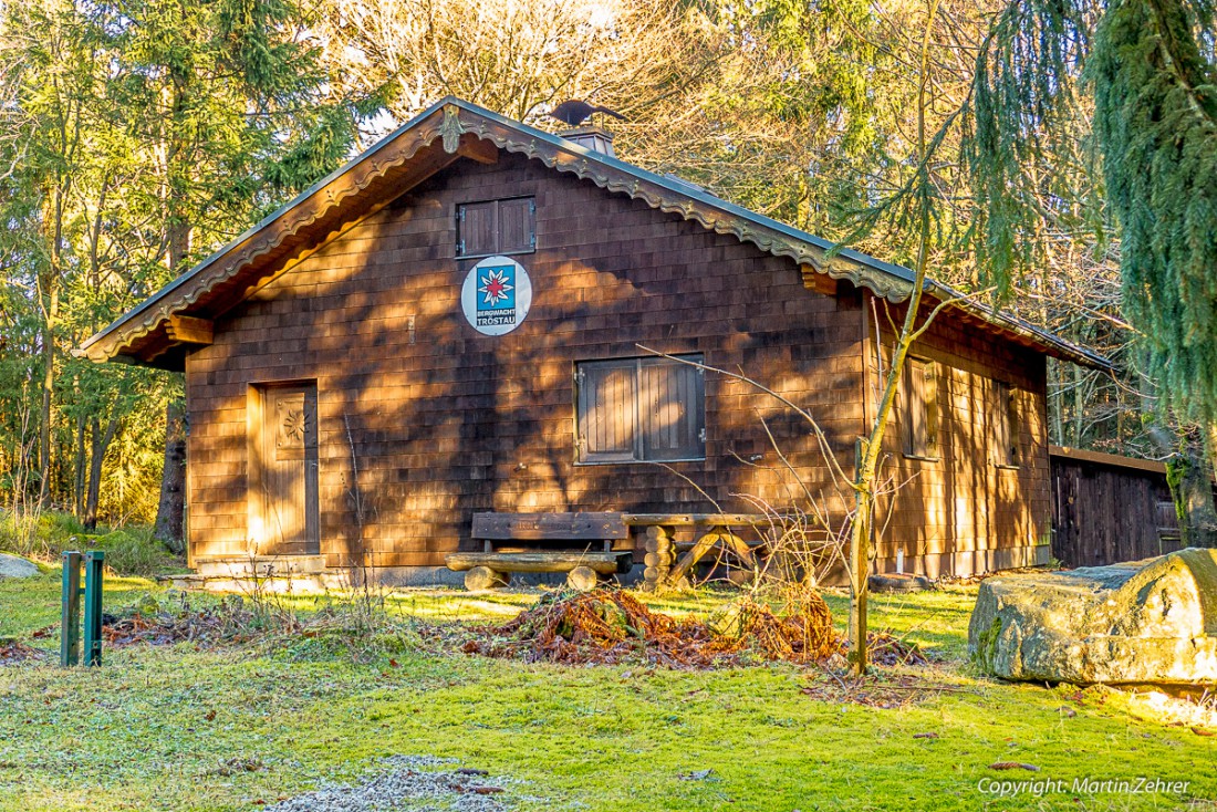 Foto: Martin Zehrer - Die Hütte der Bergwacht von Tröstau. Sie steht oben auf der Kösseine in der Sonne. Dieses Bild wurde 4 Tage vor Weihnachten, am 20. Dezember 2015 gemacht... 