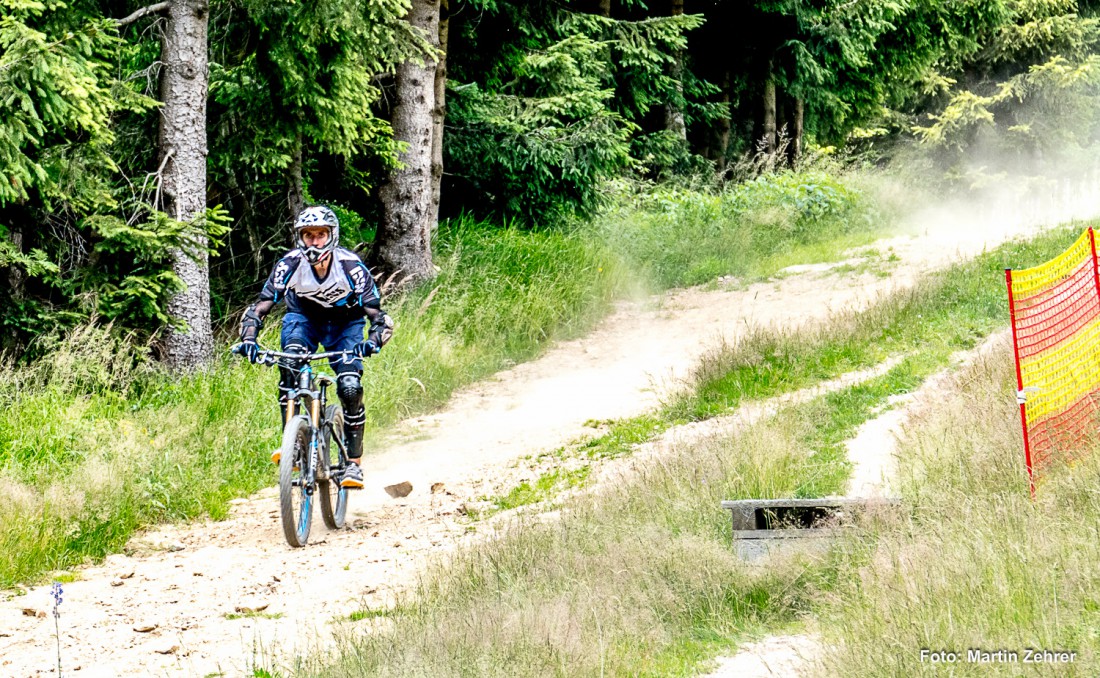 Foto: Martin Zehrer - Downhill-biken - den berch oichi rasn.. Mit ziemlich viel speed düsen die Biker der Talstation  am Ochsenkopf entgegen. 