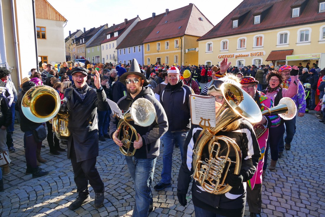Foto: Martin Zehrer - Blechmusik!<br />
<br />
44. Faschingszug durch Waldeck am 7. Februar 2016!<br />
<br />
Tanzen, lachen und Gaudi machen ;-)<br />
<br />
Viele Gaudiwagen und unzählige Besucher trafen in Waldeck aufe 