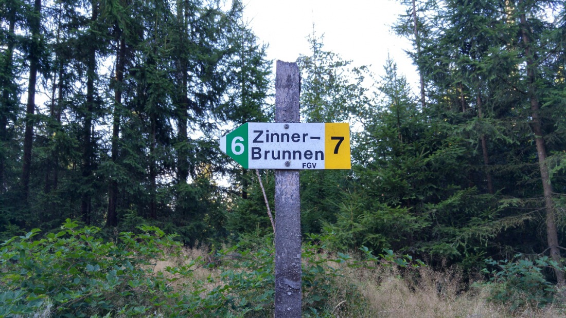 Foto: Martin Zehrer - Fahrrad-Tour:<br />
<br />
Hier gehts zum ZINNER-BRUNNEN. Mitten im Wald zwischen Brand und Ölbrunn sah ich diesen Wegweiser und folte ihm... 