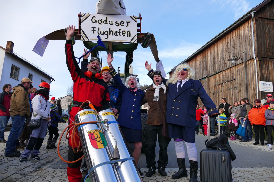 Foto: Martin Zehrer - Berlin - Godas Flughafen BER<br />
<br />
44. Faschingszug durch Waldeck am 7. Februar 2016!<br />
<br />
Tanzen, lachen und Gaudi machen ;-)<br />
<br />
Viele Gaudiwagen und unzählige Besucher trafe 