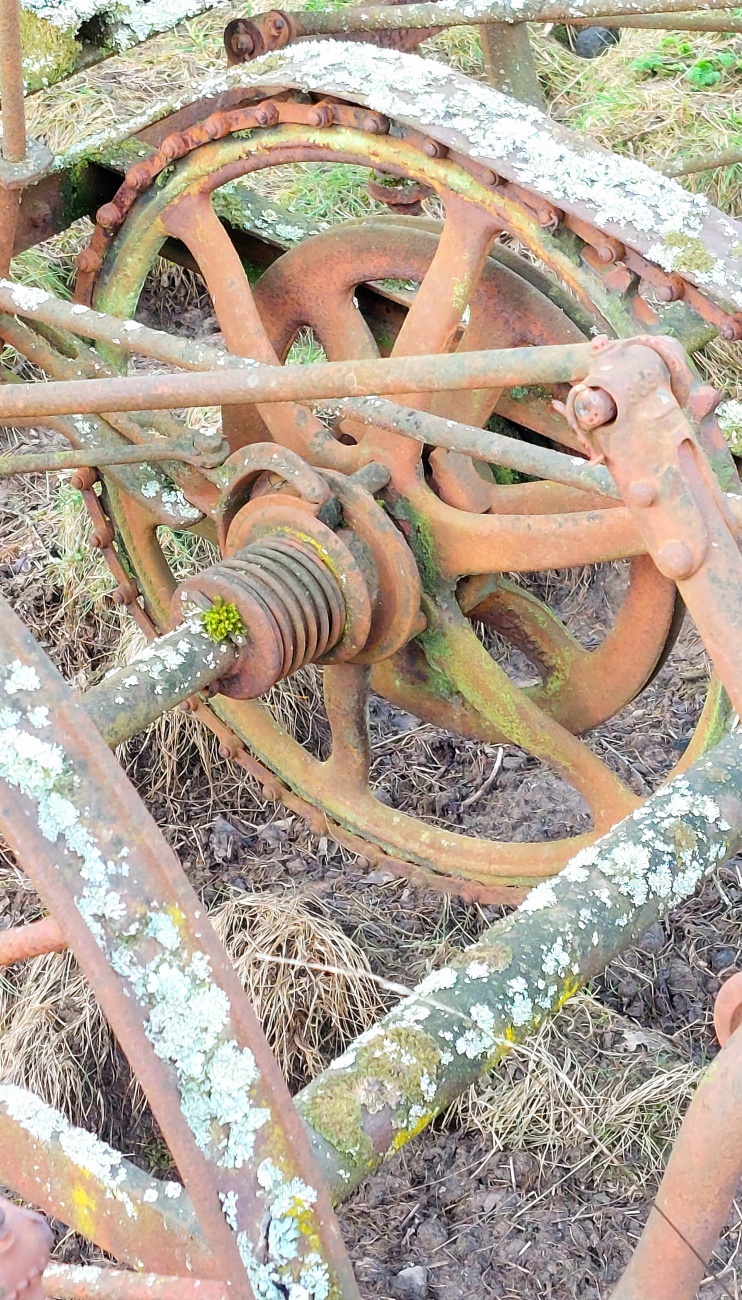 Historische Mechanik...

Am 24. Februar 2026 war das Wetter bei Kemnath sehr frühlingshaft.
Die Temperatur lag so ca. bei +14 Grad, die Vögel pfiffen um die Wette und es lag der Duft von frisch aufgetauter Erde in der Luft.
Die Wolken wetteiferten mit der Sonne um die Vorherrschaft.