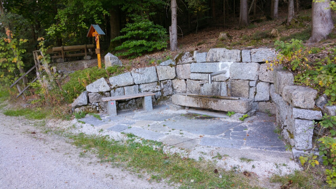 Foto: Martin Zehrer - Fahrrad-Tour:<br />
<br />
Der Zinner-Brunnen im Wald zwischen Brand und Ölbrunn. Das frische Quell-Wasser tut nach der Radfahrt gut. 