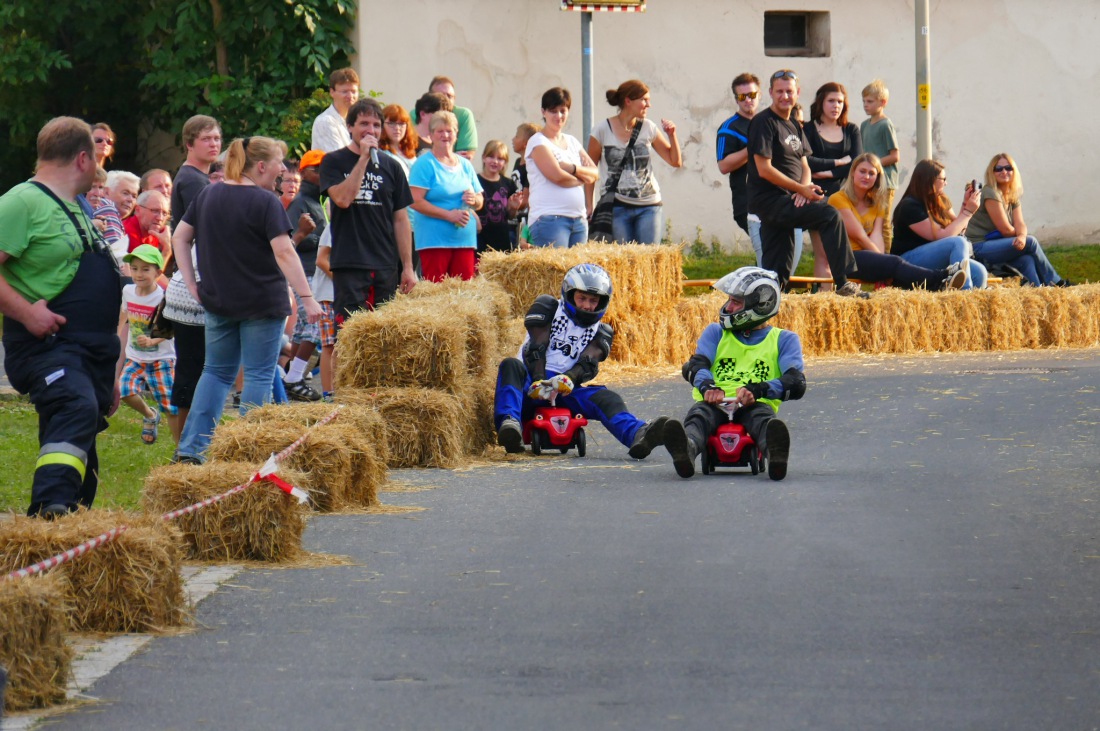 Foto: Martin Zehrer - Genial - Die legendären Bobbycar Meisterschaft in Preißach. <br />
"Den of Vice" veranstaltete heute das 3. Bobbycar-Rennen durch die Ortschaft Preißach. <br />
Zig Starter rasten  