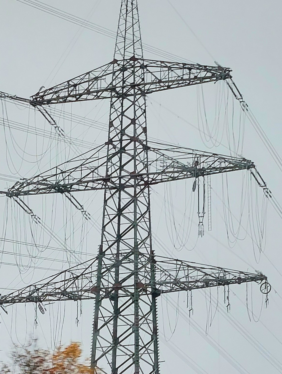 Foto: Martin Zehrer - Fast fertig... man kann noch viele Leitungen am Mast erkennen  und auch eine Laufrolle zur Installation der Leitungen... 