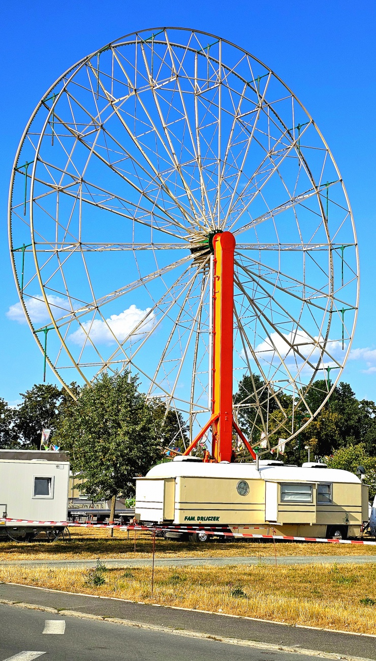 Aufbau fürs Kemnather Wiesenfest - das fast fertige Riesenrad steht!

Kemnather Wiesenfest - Vom 13. bis 18. August 2026

