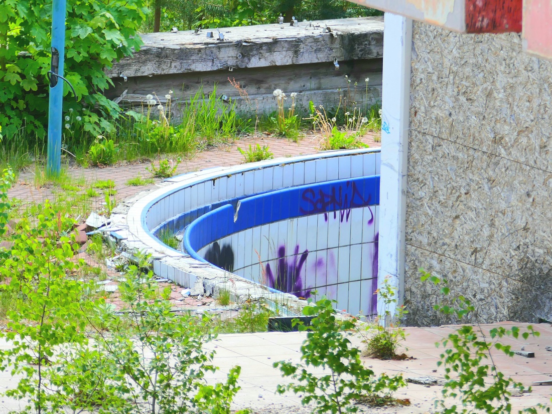 Foto: Martin Zehrer - Ein Blick in das ehemalige Schwimmbad von Fichtelberg.<br />
Die blau geflieste Wand ist Teil des Ausenbeckens. Dort konnte man frühers auch im Winter draußen im warmen Wasser 