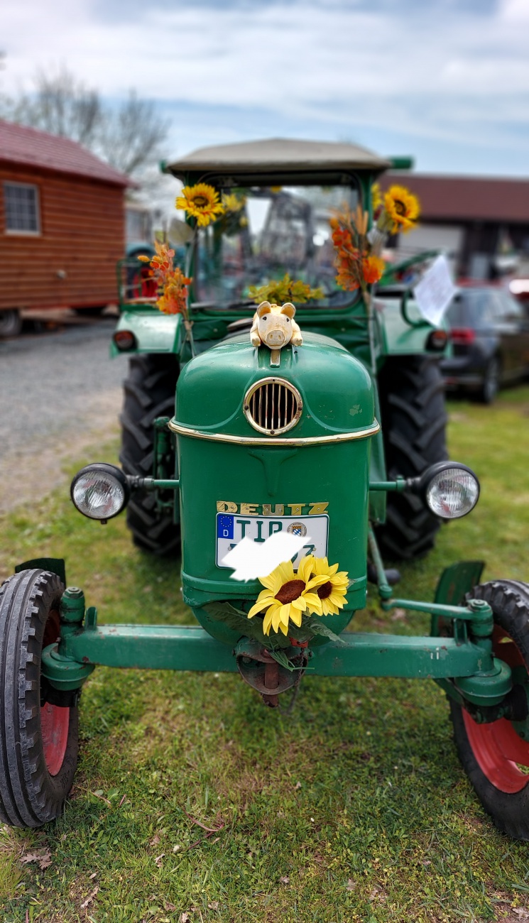 Foto: Martin Zehrer - Bulldogtreffen in Kirchenpingarten am 7. Mai 2023.<br />
Über 300 Bulldog waren da, die Zuschauer genossen dieses best organisierte Fest.<br />
Es gab unglaublich viele historische 