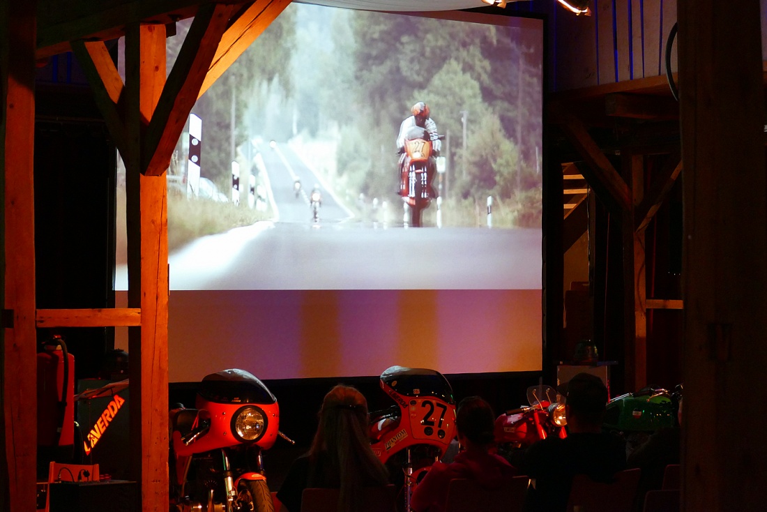 Foto: Martin Zehrer - Schau genau hin!<br />
<br />
Am Freitag, den 26. Mai 2017 fand in Trabitz die Laverda-Kino-Nacht statt... Wenn DU genau hinguckst, kannst DU erkennen, dass die LAVERDA unter der L 