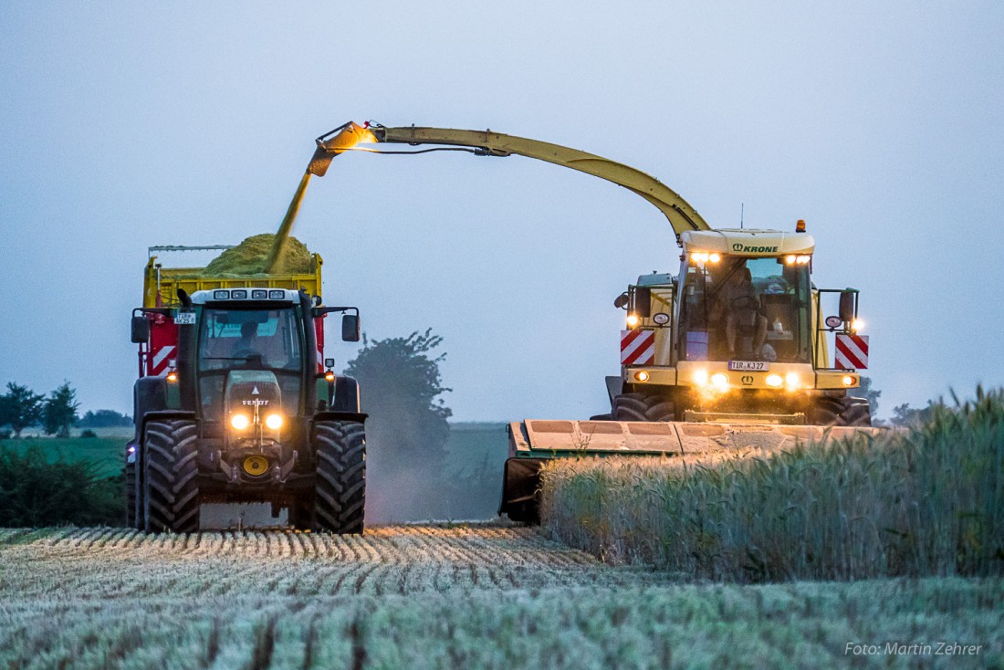 Foto: Martin Zehrer - Nacht-Aktiv... Die Landwirte gehen ihrer Feldarbeit nach. Nach mehreren Tagen mit mehr als 30 Grad im Schatten sind Unwetter angekündigt. 