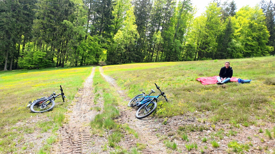 Foto: Martin Zehrer - Picknick am Skilift...<br />
<br />
Unterwegs mitn ebike :-) 