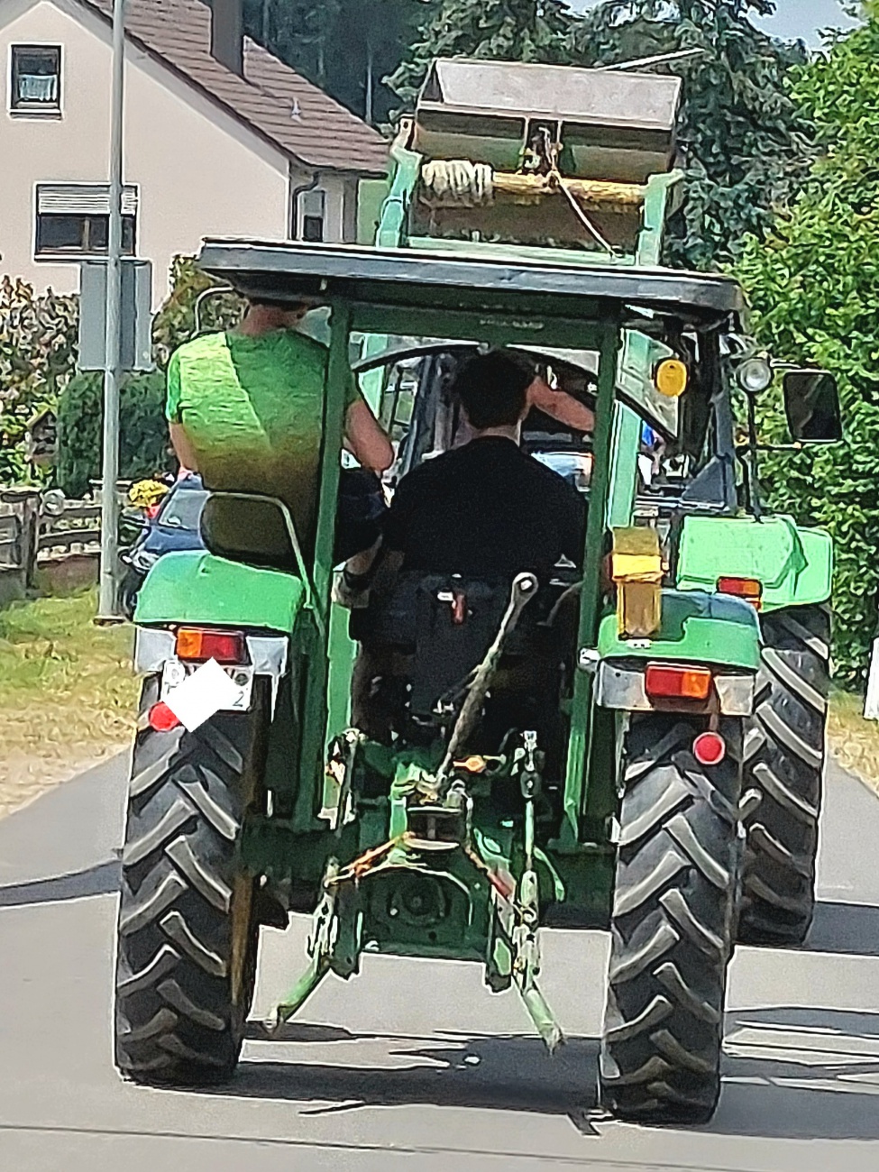 Foto: Martin Zehrer - Hunderte Oldtimer-Schlepper schlängelten sich durch die Ortschaft Feilersdorf, um an der Rundfahrt teilzunehmen. <br />
<br />
Zahlreiche Besucher bestaunten die Fahrzeuge und ihre 