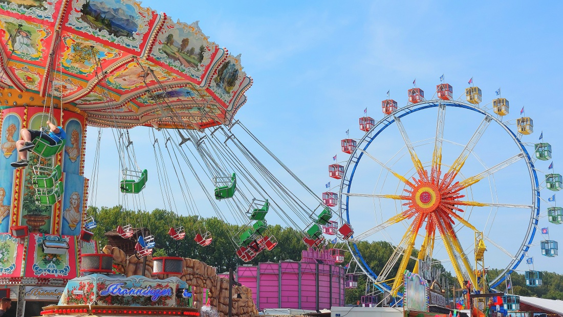 Foto: Martin Zehrer - Regensburger Dult bei ca. 30 Grad Hitze :-)<br />
<br />
<br />
Die Regensburger Dult ist ein traditionselles Volksfest in Regensburg, das zweimal jährlich stattfindet: im Frühling (Dul 