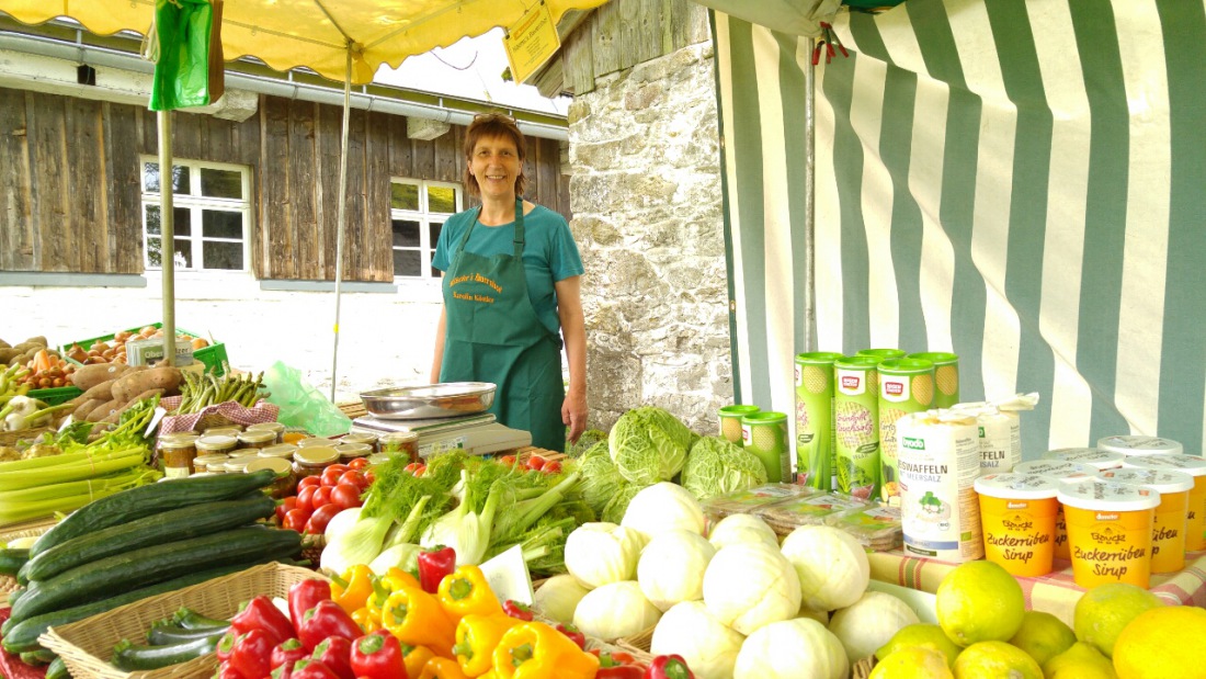 Foto: Martin Zehrer - Carolin Köstler von Köstlers-Bauernhof mit dem Gemüsestand aus Hermannsreuth beim Kräuterfest am Grassemann...  