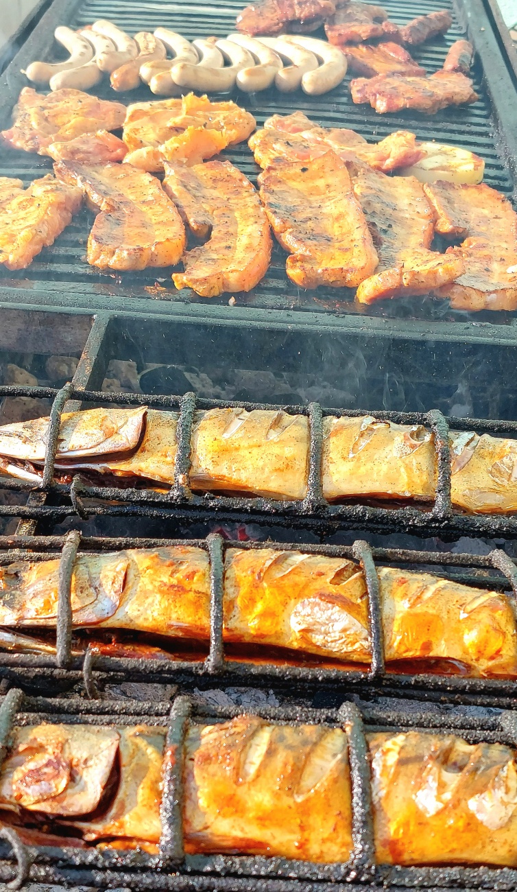 Foto: Martin Zehrer - Grillabend beim Schrembs in Waldeck.<br />
Es gab zig verschiedene Salate und Soßen, auf dem riesigen Grill pruzelten verschiedene Fleisch-Stücke und auch Fisch wurde über den 