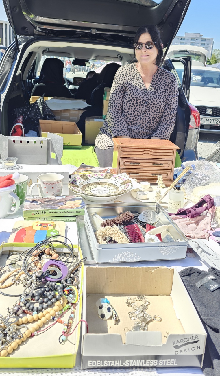 Am 2. Mai 2026 wurde der Festplatz in Bayreuth zum Treffpunkt für alle Flohmarkt-Fans. Beim großen Frühjahrsflohmarkt präsentierten zahlreiche Aussteller mit viel Freude ihre Waren ... von liebevoll arrangierten Trödelstücken bis hin zu echten Raritäten.
Die entspannte Atmosphäre, das bunte Treiben und die vielen persönlichen Begegnungen machten den Tag zu einem besonderen Erlebnis. Besucher konnten nicht nur stöbern und handeln, sondern auch die Begeisterung der Verkäufer spüren, die mit Herzblut ihre Schätze anboten.