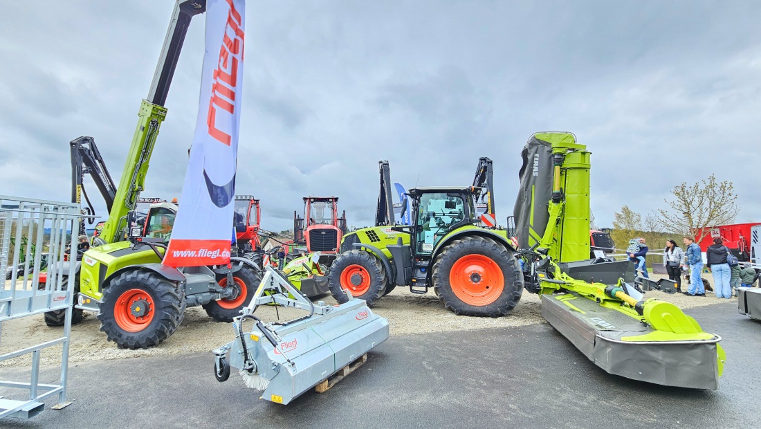 30 Jahre HOWA Land- und Forsttechnik

Am 18. und 19. April 2026 feierte HOWA Land- und Forsttechnik sein 30-jähriges Firmenjubiläum auf dem Firmengelände in Neusorg - und das mit großem Erfolg. Zahlreiche Kunden, Partner und Interessierte nutzten die Gelegenheit, um gemeinsam dieses besondere Ereignis zu feiern. Die Veranstaltung war an beiden Tagen sehr gut besucht, und besonders erfreulich war, dass auch viele Familien vor Ort waren und das Fest gemeinsam genossen.

Im Mittelpunkt stand die große Land- und Forstmaschinenausstellung mit namhaften Herstellern wie Fendt, Komatsu und weiteren. Ein besonderes Highlight waren die Live-Vorführungen der maschinellen Holzernte mit modernen Komatsu-Maschinen, darunter der Harvester 931 XC und der Forwarder 855, die eindrucksvoll ihr Können unter Beweis stellten.

Der Samstag bot neben der Ausstellung auch eine stimmungsvolle Abendveranstaltung mit Live-Musik. Bei der HOWA Party wurde bis in die Nacht hinein gefeiert und das Jubiläum gebührend gewürdigt.

Am Sonntag startete der Tag mit einem offiziellen Teil und Grußworten, gefolgt von einem zünftigen Weißwurstfrühstück mit Blasmusik. Für beste Unterhaltung sorgten am Nachmittag die Heusterz Musikanten. Während des gesamten Wochenendes wurde den Besuchern ein buntes Rahmenprogramm geboten - von Kinderattraktionen wie Hüpfburg und Kinderschminken bis hin zu kulinarischer Verpflegung und Getränken.

Das 30-jährige Jubiläum war ein voller Erfolg und ein gelungenes Fest für Jung und Alt.
