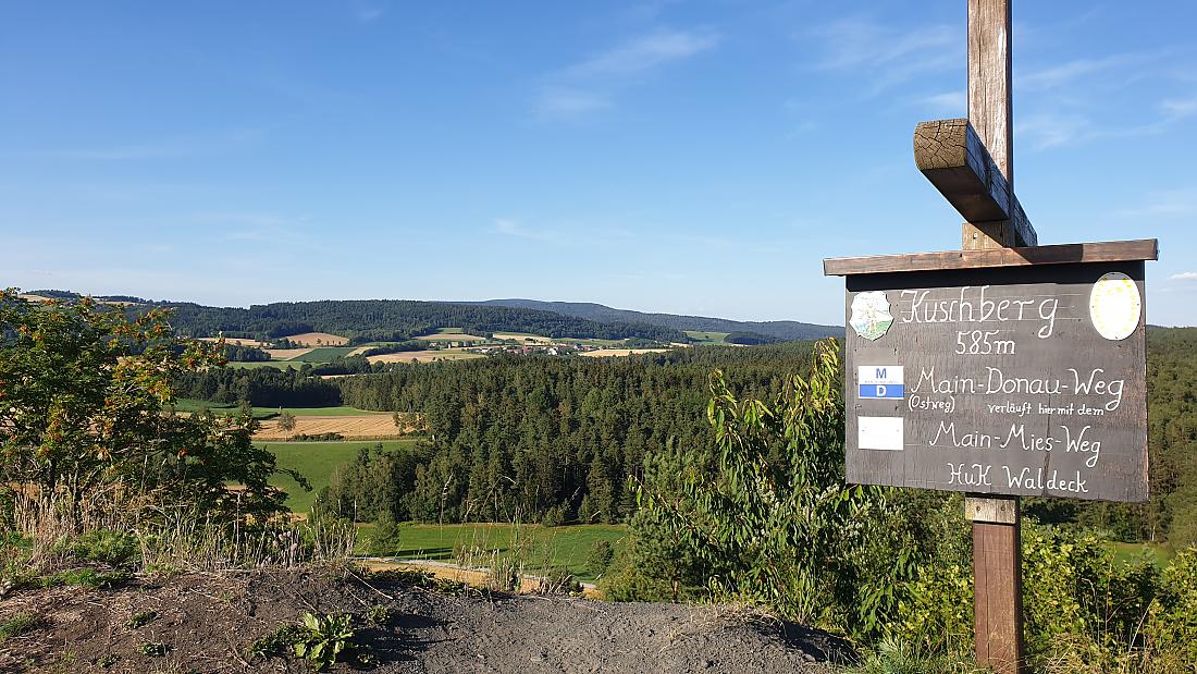 Foto: Martin Zehrer - Das Gipfelkreuz auf dem Kusch bei Atzmannsberg, mit wildem Mann aus Waldeck im Wappen ;-) 
