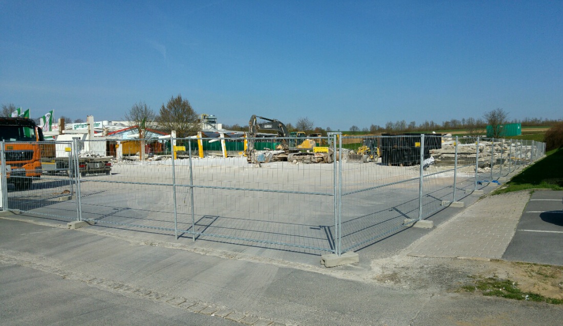 Foto: Martin Zehrer - Der ehemalige Top-Kauf-Markt in Kemnath ist Geschichte. Auf dem Gelände entsteht ein neuer Edeka-Markt 