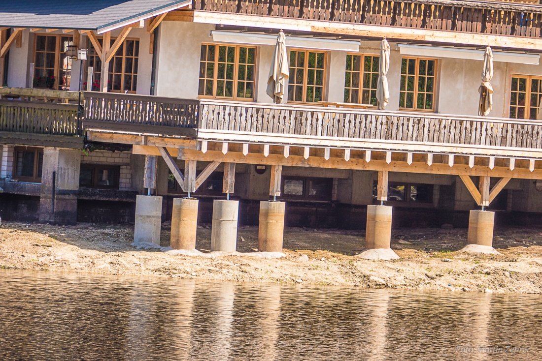 Foto: Martin Zehrer - Wie in Venedig... Auf Stelzen gebaut und jetzt sichtbar. Das Waldhotel am Fichtelsee bei Niedrigwasser... 