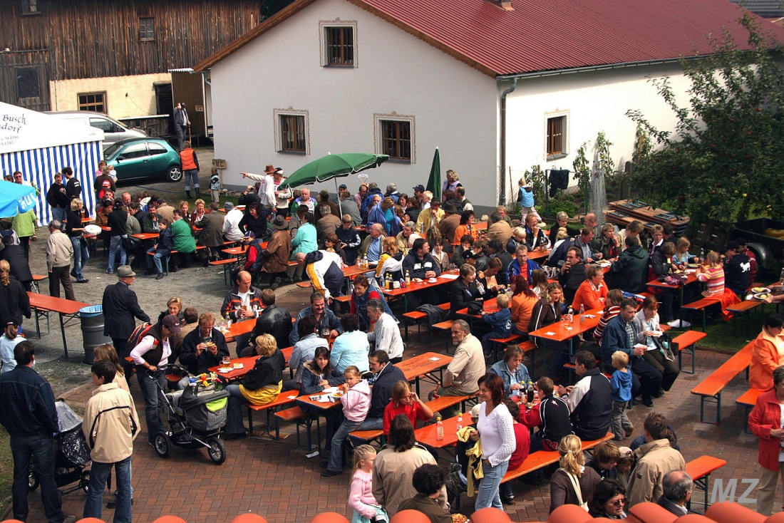 Foto: Thomas Zehrer - Ochsenrennen in Selbitz 2006, die Besucher füllen den Kaußler-Hof... 