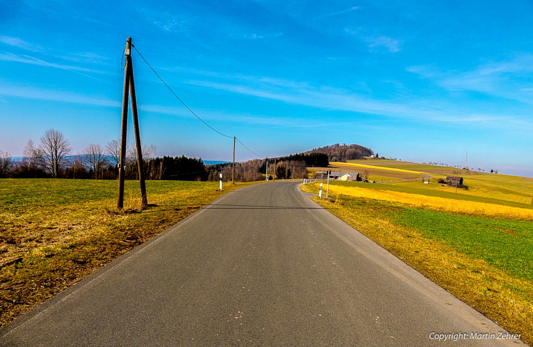 Foto: Martin Zehrer - Der Armesberg von Weitem... Dies ist die Straße von Godas nach Erdenweis. <br />
Oben auf der Kuppe führt eine Abzweigung zum Armesberg hinauf. Dort oben befindet sich die Wal 