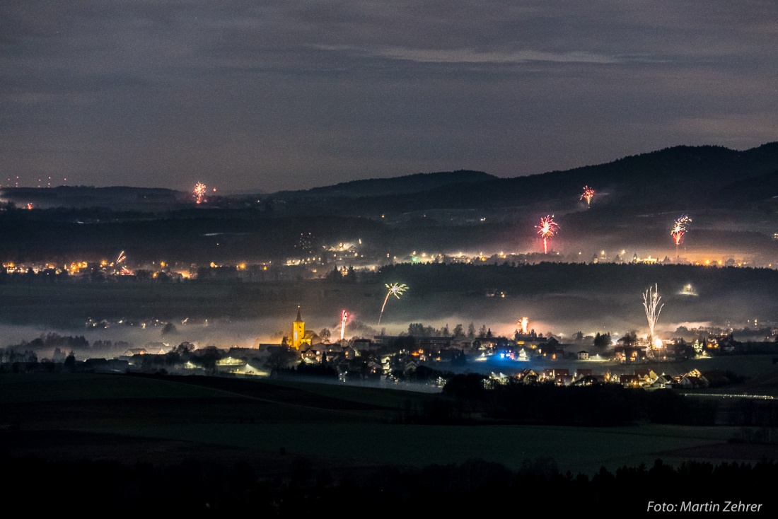 Foto: Martin Zehrer - 2017 ist Geschichte - 2018 ist die Gegenwart!<br />
<br />
Kulmain im Sylvester-Feuerwerk zwischen dem 31. Dezember 2017 und 1. Januar 2018 von der Godaser Höhe aus gesehen! :-) 