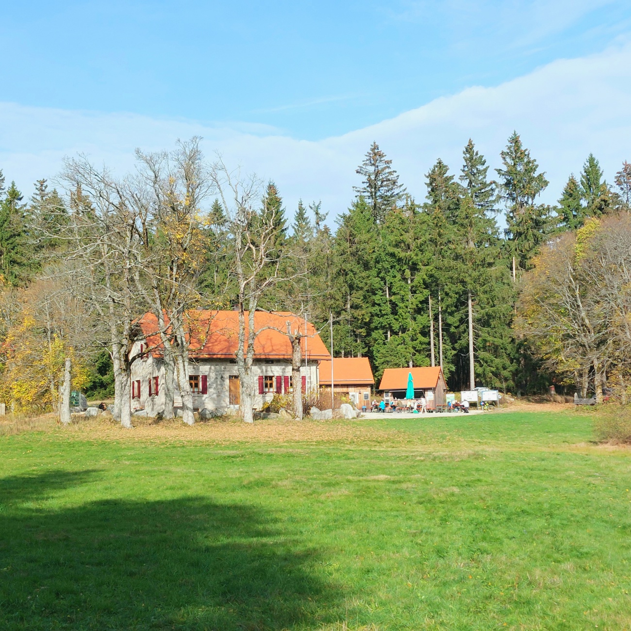 Foto: Martin Zehrer - Das Waldhaus mittendrin im Steinwald. <br />
Hier kann man nach angenehmer Wanderung gut und zünftig Brotzeit machen. 