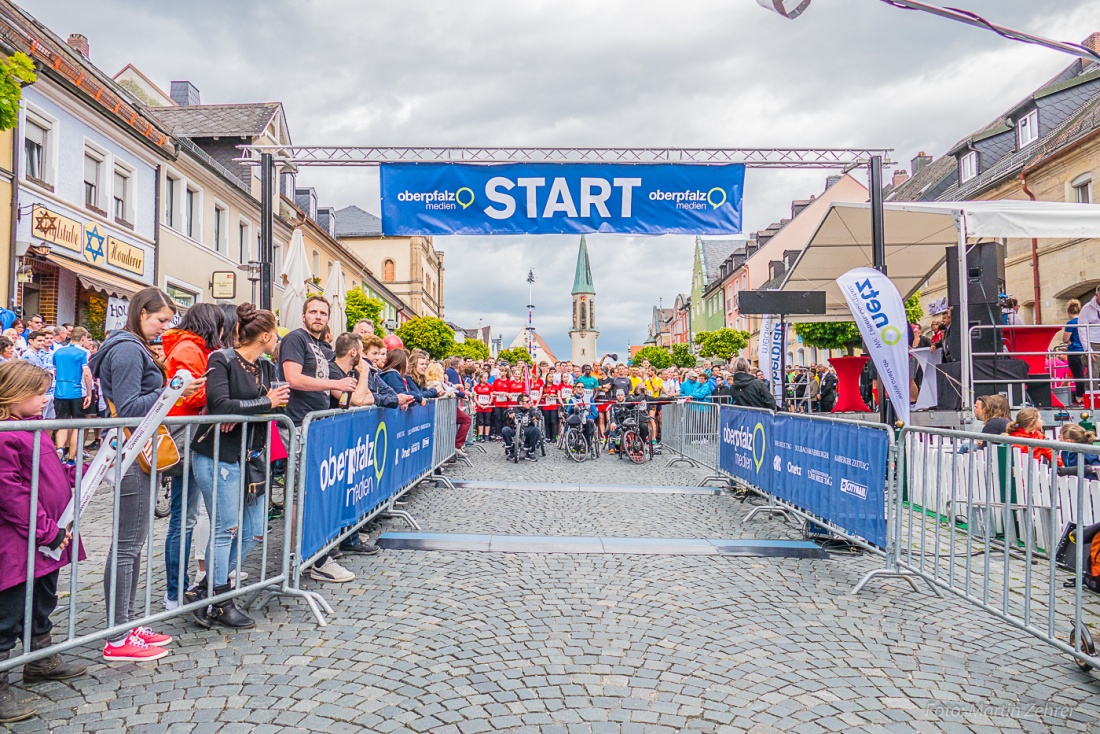 Foto: Martin Zehrer - Nofi-Lauf 2017: Start am Stadtplatz und Ziel beim Siemens... 5,9 Kilometer durch Kemnath und rund herum. Mehr als 8000 Teilnehmer fanden sich in Kemnath zusammen um die S 