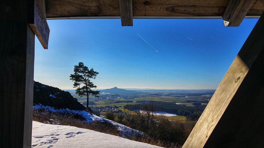 Foto: Martin Zehrer - Blick vom Schloßberg bei Waldeck hinüber zum Vulkankegel Rauher Kulm bei Neustadt.<br />
<br />
16. Februar 2019 