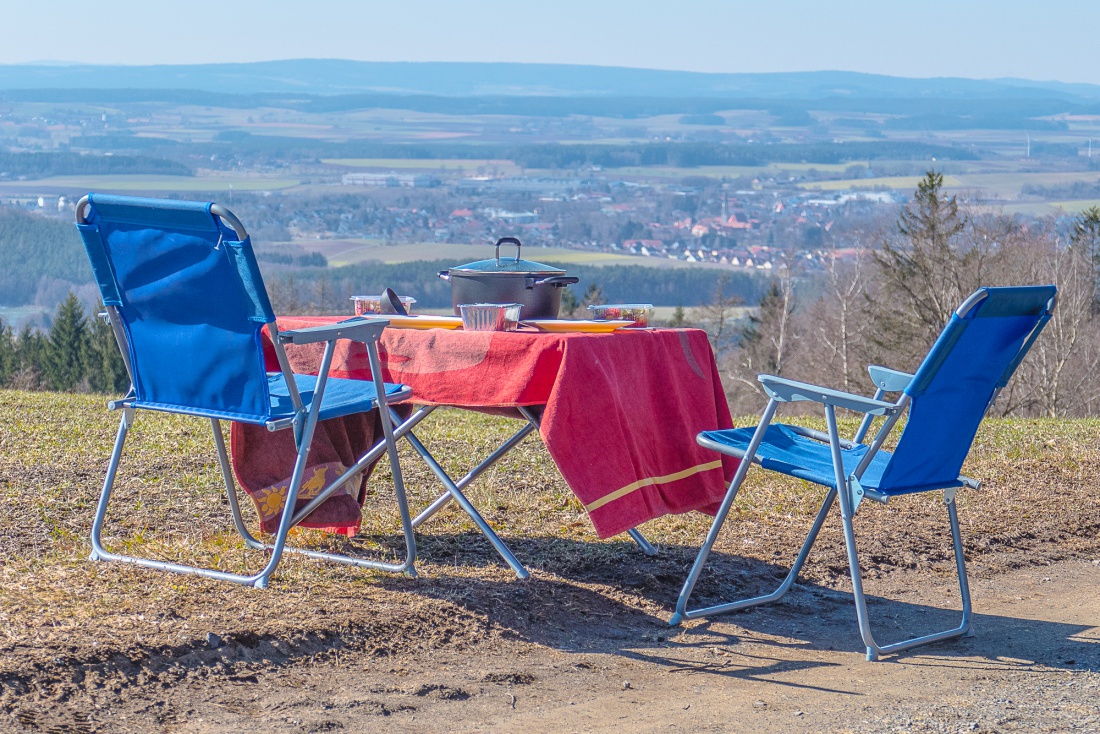 Foto: Martin Zehrer - Mittagstisch in luftiger Höhe. Im Hintergrund ist Kemnath zu erkennen. Im Topf die schmackhafte  Gansbrust, bestellt und abgeholt im Gasthaus Fantasie, in Kemnath.<br />
<br />
Ein 