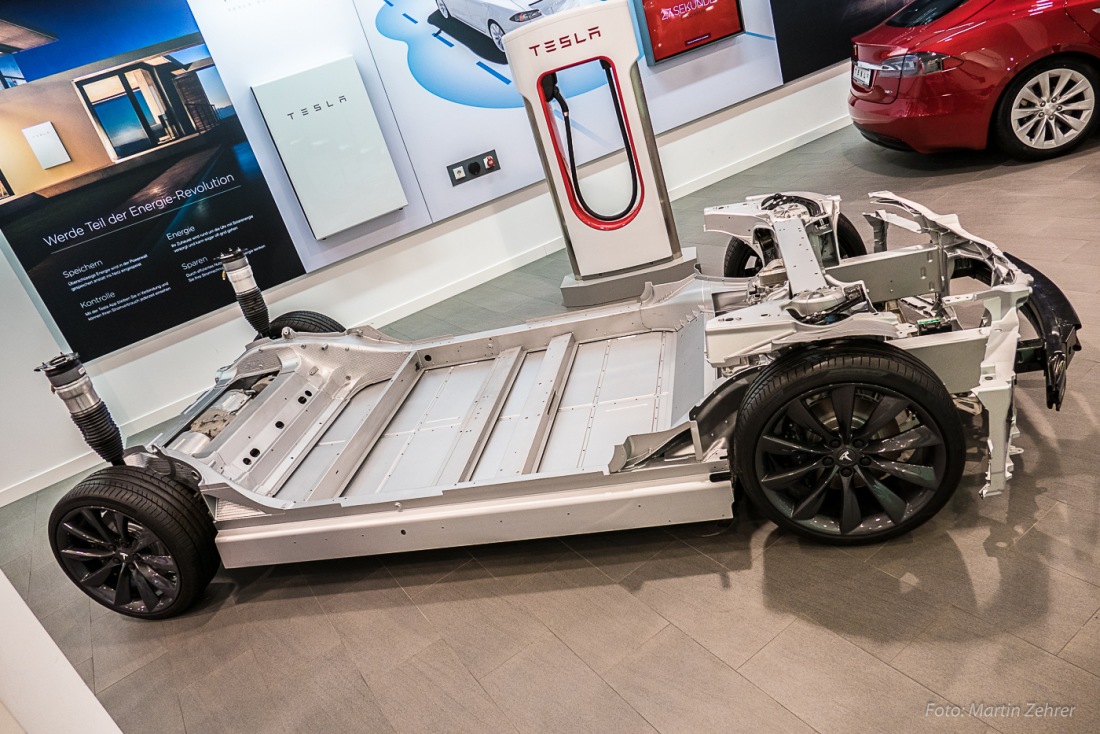 Foto: Martin Zehrer - Technik: TESLA-Elektrofahrzeug detailliert <br />
<br />
Die Bodengruppe eines Teslas, Model-S.<br />
Es fällt sofort auf, dass zwischen den Achsen eine große, flache Fläche vorhanden i 