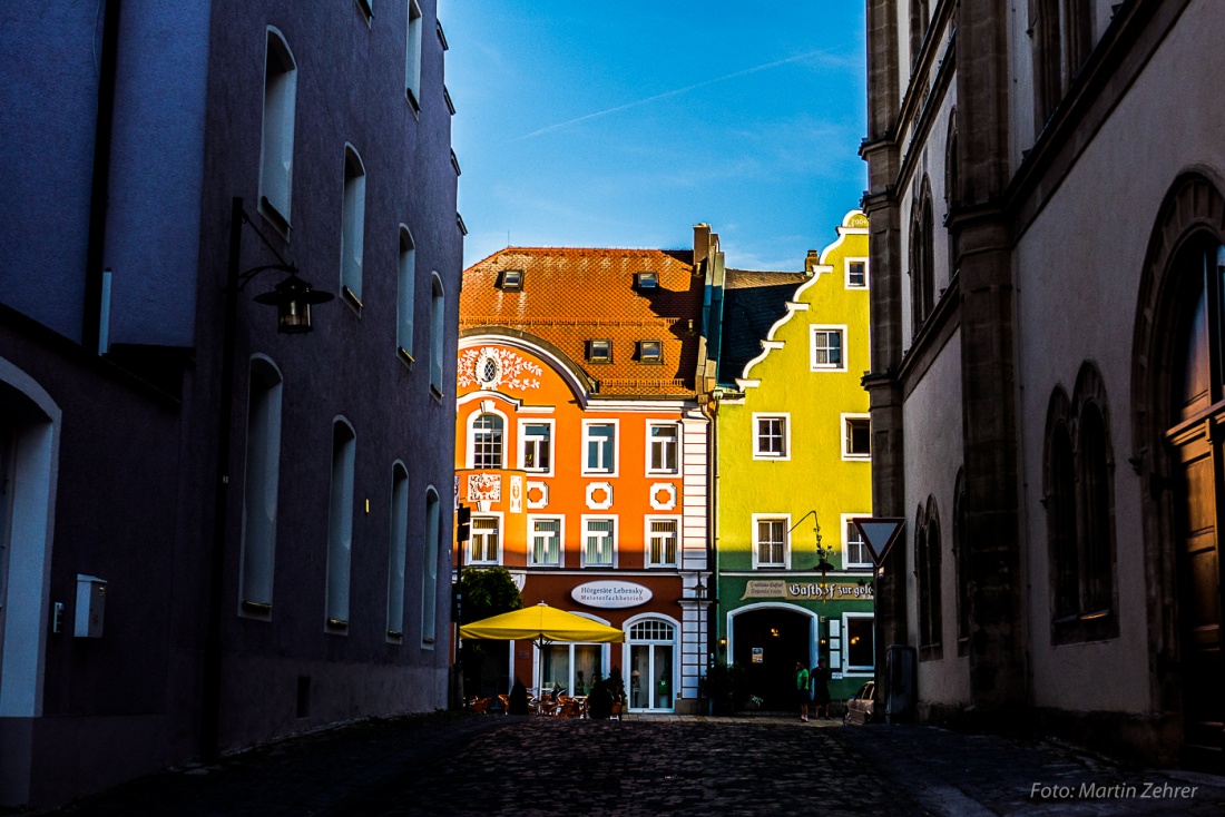 Foto: Martin Zehrer - Wo Licht ist, ist auch Schatten... Wo Sonne ist, ists ungleich herrlicher!<br />
<br />
in einer Gasse in Kemnath... 