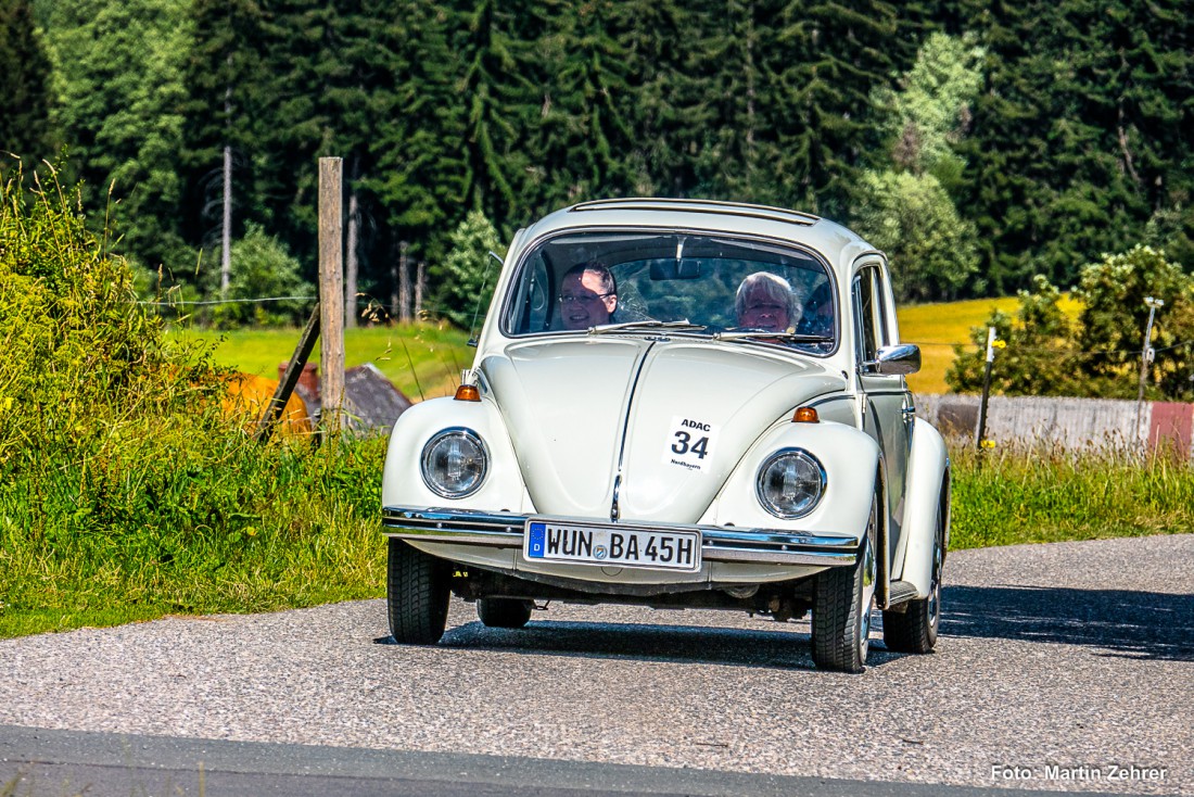 Foto: Martin Zehrer - Er darf niemals fehlen... ein weißer Käfer trifft auf dem Armesberg am Mesnerhaus ein. Hier oben trafen sich die Teilnehmer des Oldtimertreffens der Wunsiedler zu einer B 