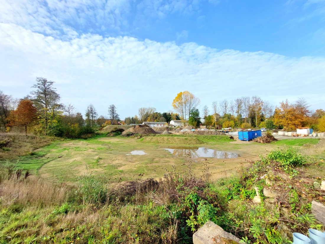 Foto: Martin Zehrer - Brauhhaus-Gelände gegenüber vom Stadtweiher in Kemnath.<br />
Am 29. Oktober 2022 noch unbebaut. Später soll hier ein Wohngebiet mit Hotel entstehen.  