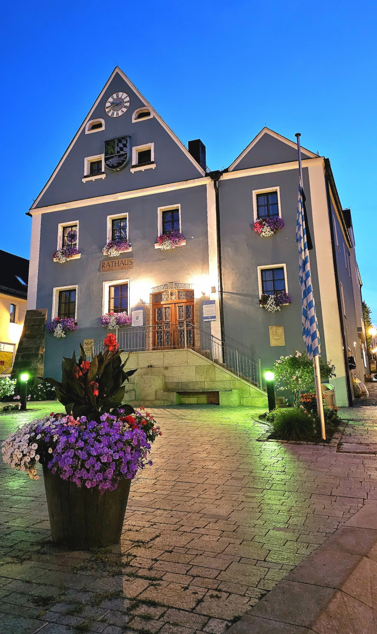 Das Rathaus in Eschenbach bei Nacht.