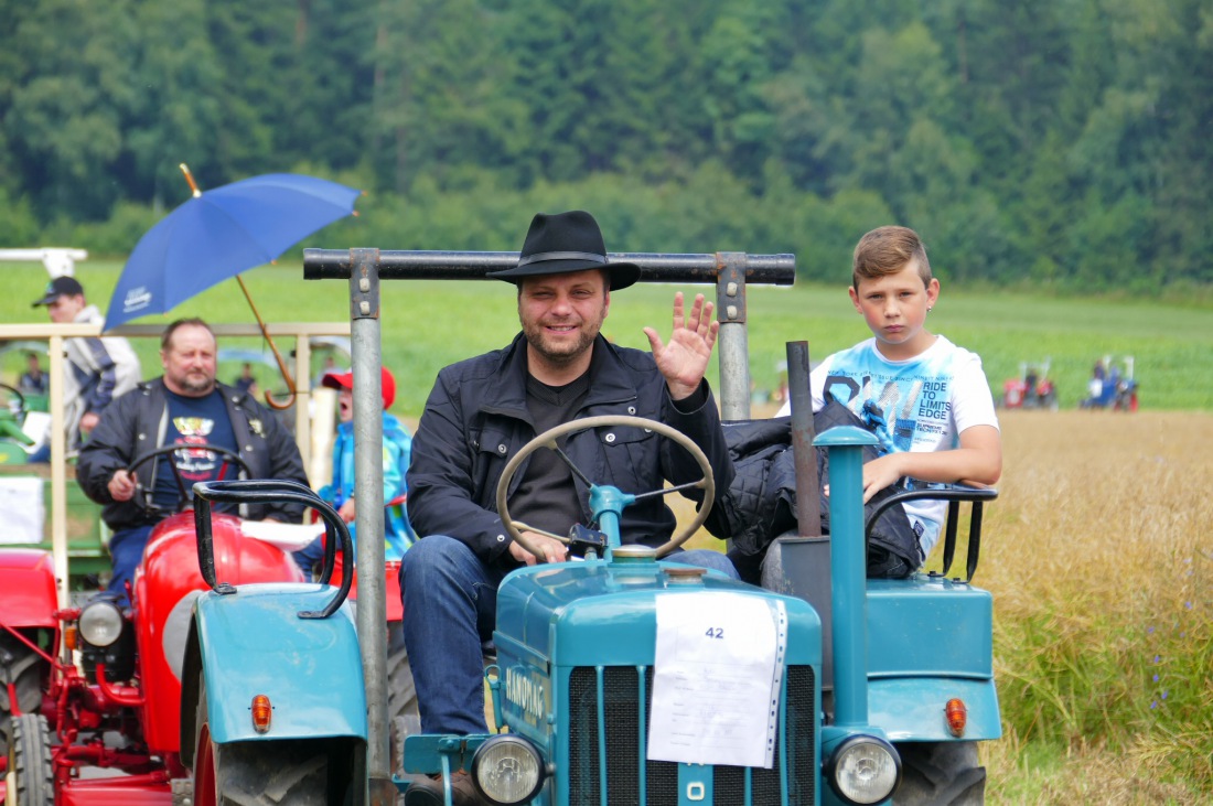 Foto: Martin Zehrer - Traktortreffen 2016 in Oberwappenöst<br />
Trotz Regen am Vormittag kamen an diesem Sonntag ca. 120 Oldtimer-Bulldogs und unzählige Besucher. Zum Mittag hin klarte das Wetter  
