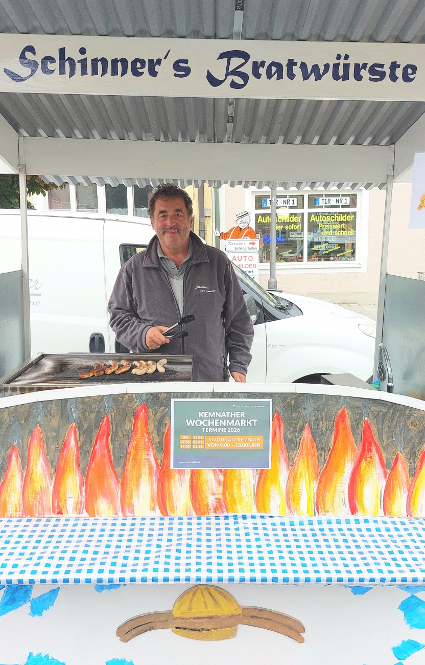 Foto: Martin Zehrer - Schinners Bratwürste<br />
<br />
Und wer Lust auf eine herzhafte Stärkung hat, kommt am Stand von Schinners Bratwürste nicht vorbei. Auf dem Bild sieht man den Grillmeister höchst 