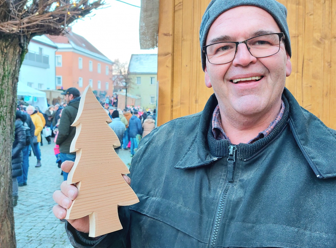 Foto: Martin Zehrer - Zu Besuch in der Bürgermeister-Werkstatt in Bad Neualbenreuth. <br />
Bürgermeister Klaus Meyer höchstpersönlich sägt hier für die Besucher des Weihnachtsmarkts Weihnachtsbäum 