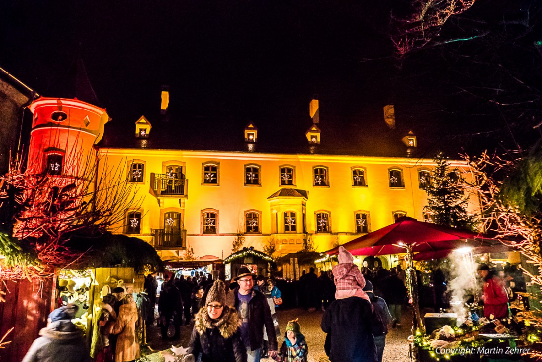 Foto: Martin Zehrer - Herzlich willkommen - so empfängt einen der Wildenreuther Weihnachtsmarkt am Wildenreuther Schloss. Nehmt die Kinder mit, es gibt auch einen Zauberer, Zauberwald, Feuersh 