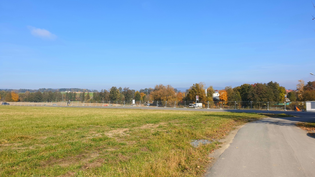 Foto: Martin Zehrer - Der Blick vom kemnather Friedhof aus hinüber zur Baustelle der neuen Realschule.<br />
Noch stehen dort keine Gebäude.  