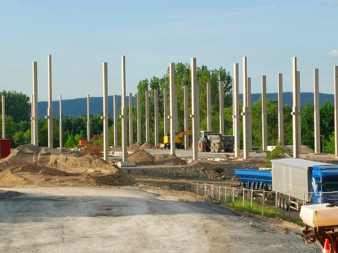 Foto: Martin Zehrer - Hegele-Baustelle in Kemnath...<br />
Die ersten Beton-Fertigteil-Stützen stehen! 